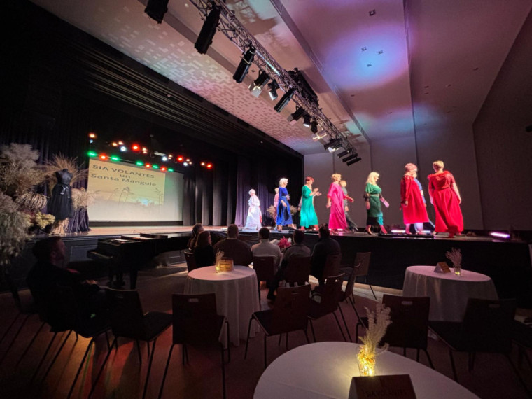 FOTO: &quot;Debesis vienmēr var pacelt augstāk...&quot; Lielvārdē aizvadīta krāšņa modes skate