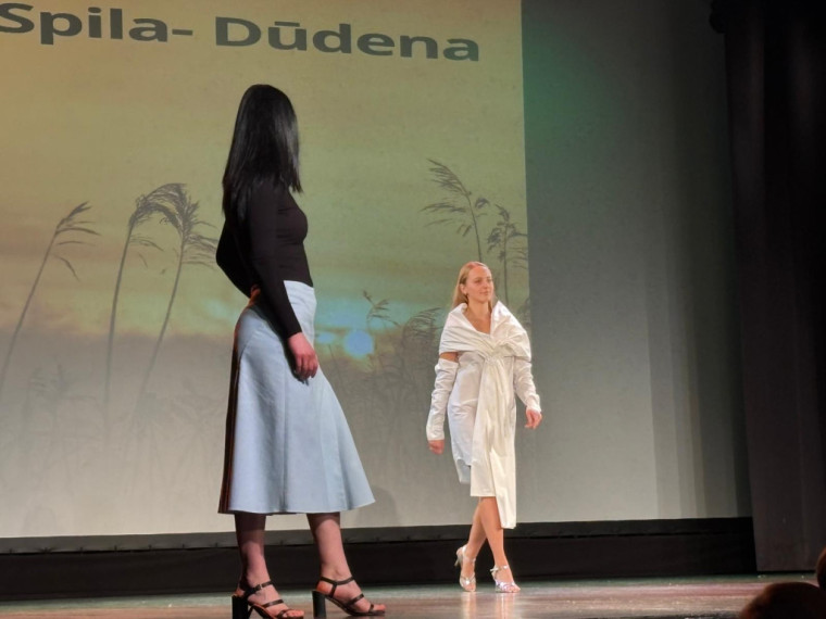 FOTO: &quot;Debesis vienmēr var pacelt augstāk...&quot; Lielvārdē aizvadīta krāšņa modes skate