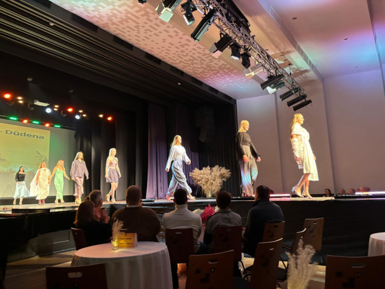 FOTO: &quot;Debesis vienmēr var pacelt augstāk...&quot; Lielvārdē aizvadīta krāšņa modes skate