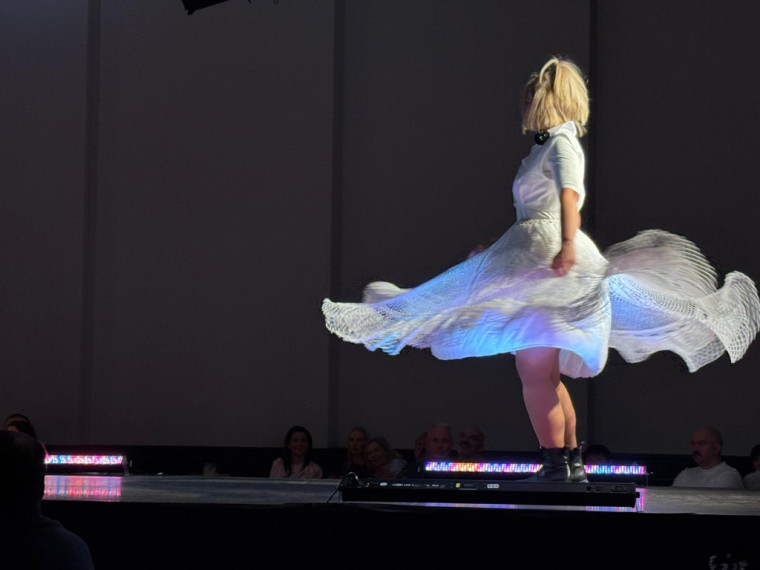 FOTO: &quot;Debesis vienmēr var pacelt augstāk...&quot; Lielvārdē aizvadīta krāšņa modes skate