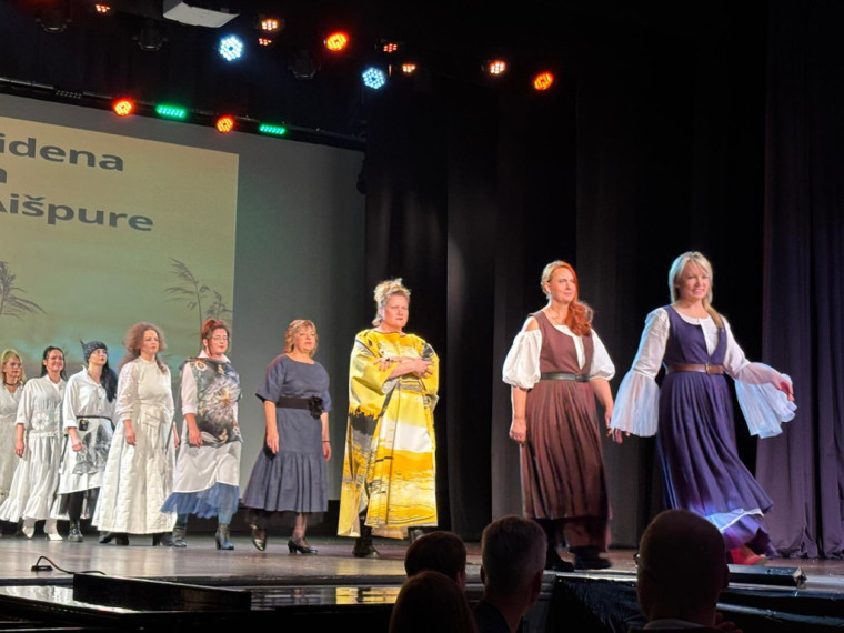 FOTO: &quot;Debesis vienmēr var pacelt augstāk...&quot; Lielvārdē aizvadīta krāšņa modes skate