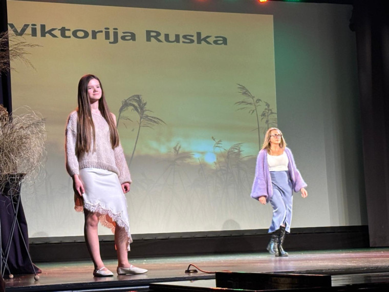 FOTO: &quot;Debesis vienmēr var pacelt augstāk...&quot; Lielvārdē aizvadīta krāšņa modes skate