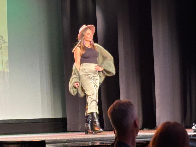 FOTO: &quot;Debesis vienmēr var pacelt augstāk...&quot; Lielvārdē aizvadīta krāšņa modes skate