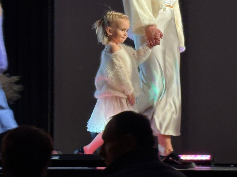 FOTO: &quot;Debesis vienmēr var pacelt augstāk...&quot; Lielvārdē aizvadīta krāšņa modes skate