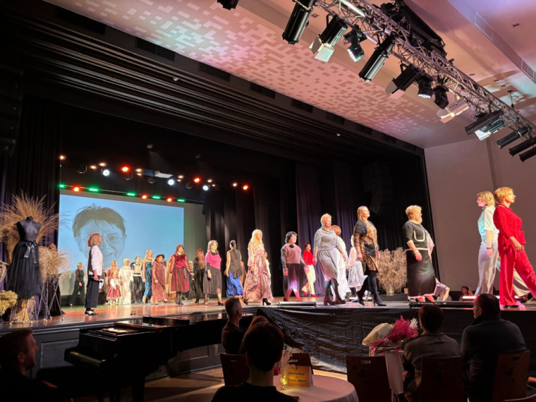 FOTO: &quot;Debesis vienmēr var pacelt augstāk...&quot; Lielvārdē aizvadīta krāšņa modes skate