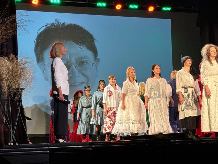 FOTO: &quot;Debesis vienmēr var pacelt augstāk...&quot; Lielvārdē aizvadīta krāšņa modes skate