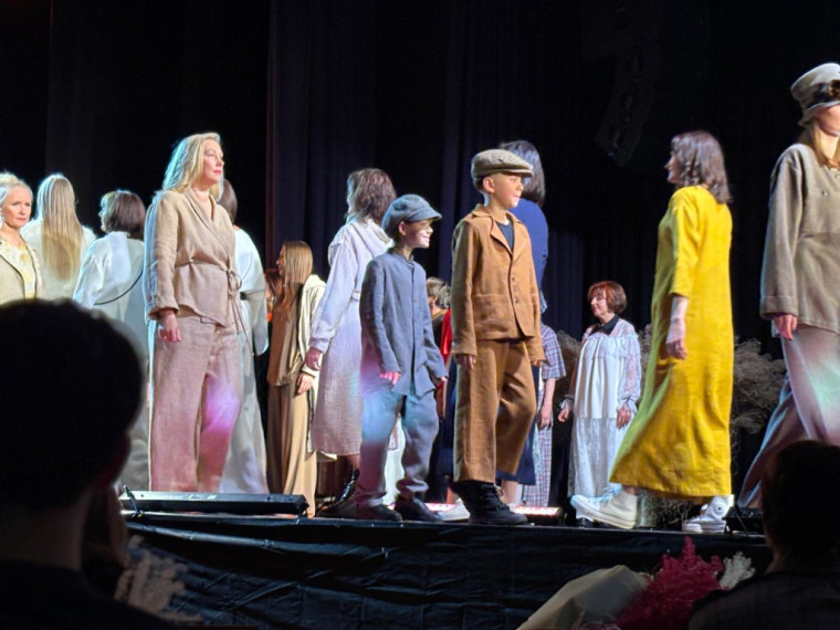 FOTO: &quot;Debesis vienmēr var pacelt augstāk...&quot; Lielvārdē aizvadīta krāšņa modes skate