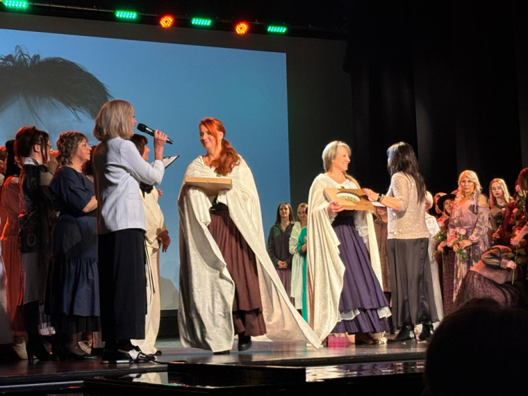 FOTO: &quot;Debesis vienmēr var pacelt augstāk...&quot; Lielvārdē aizvadīta krāšņa modes skate