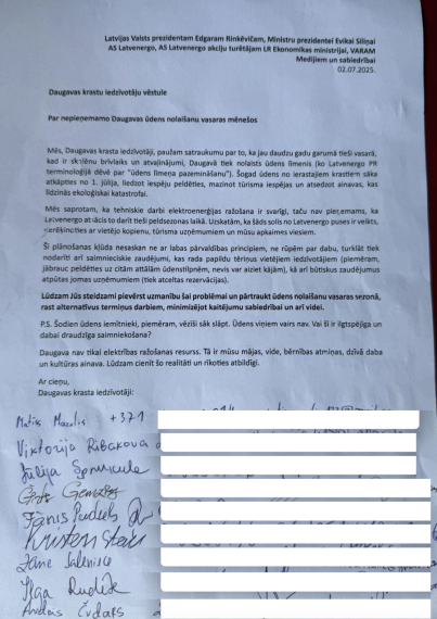 Daži desmiti iedzīvotāju iebilst pret Daugavas ūdens nolaišanu vasarā, kas mazina peldēšanas iespējas