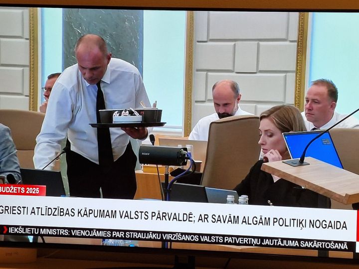 Ministru kabineta sēžu laikā ministrus apkalpo oficiants: sociālajos tīklos raisās spraigas diskusijas