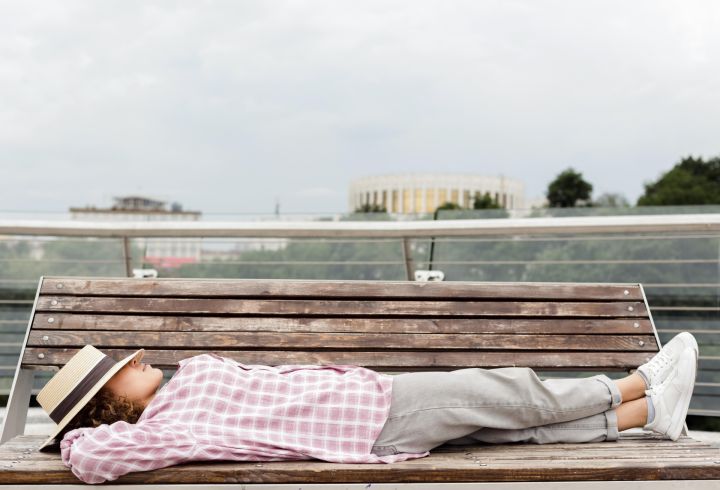 Ogrē reibumā sēž pieturā, Suntažos - guļ uz soliņa