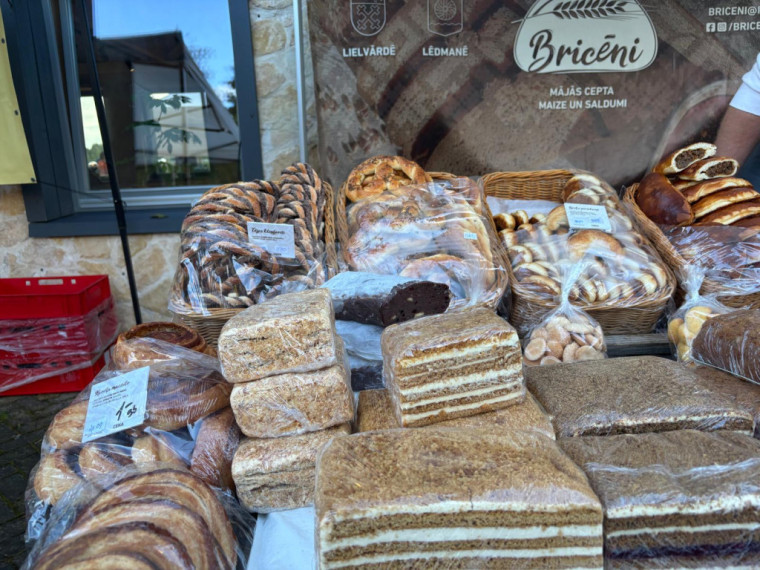 FOTO: Vakara tirdziņa garšas un krāsas Ogresgrīvas pusmuižā