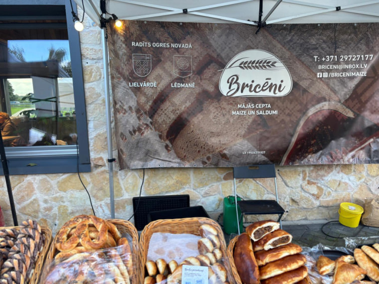 FOTO: Vakara tirdziņa garšas un krāsas Ogresgrīvas pusmuižā