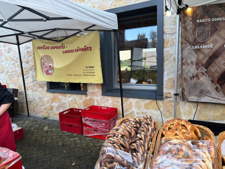 FOTO: Vakara tirdziņa garšas un krāsas Ogresgrīvas pusmuižā