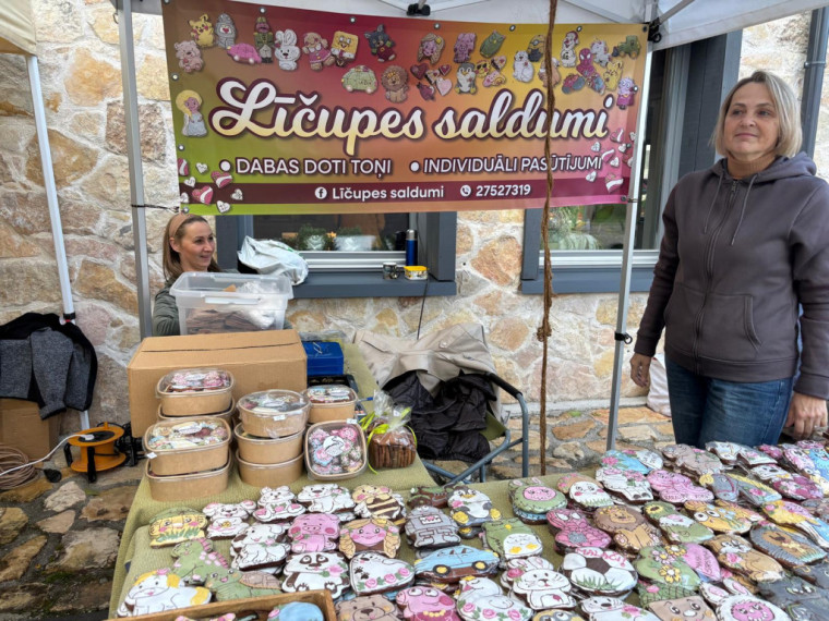 FOTO: Vakara tirdziņa garšas un krāsas Ogresgrīvas pusmuižā