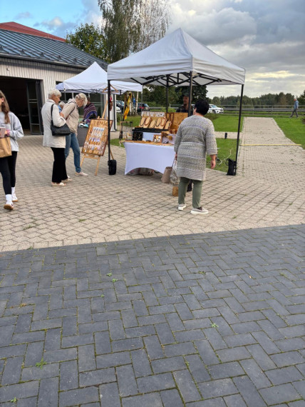 FOTO: Vakara tirdziņa garšas un krāsas Ogresgrīvas pusmuižā