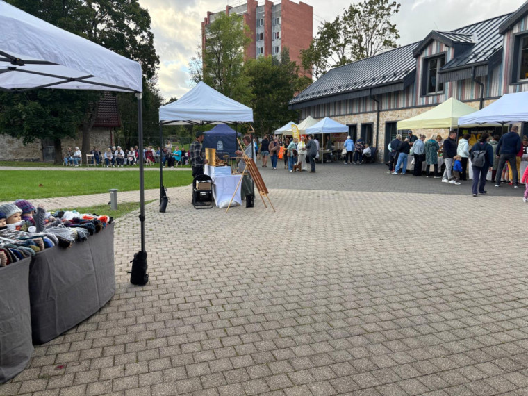 FOTO: Vakara tirdziņa garšas un krāsas Ogresgrīvas pusmuižā