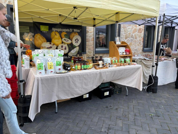 FOTO: Vakara tirdziņa garšas un krāsas Ogresgrīvas pusmuižā
