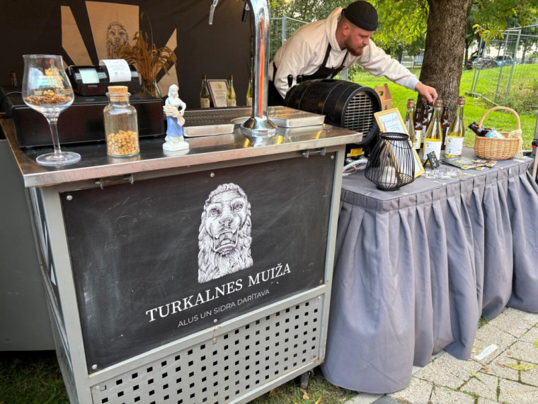 FOTO: Vakara tirdziņa garšas un krāsas Ogresgrīvas pusmuižā