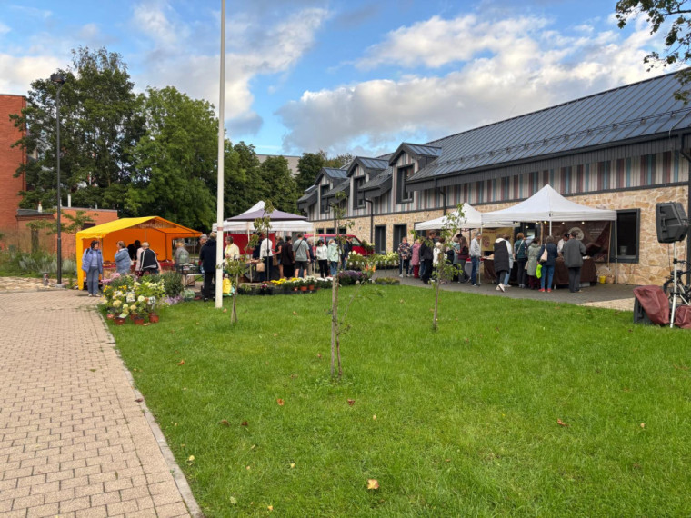 FOTO: Vakara tirdziņa garšas un krāsas Ogresgrīvas pusmuižā