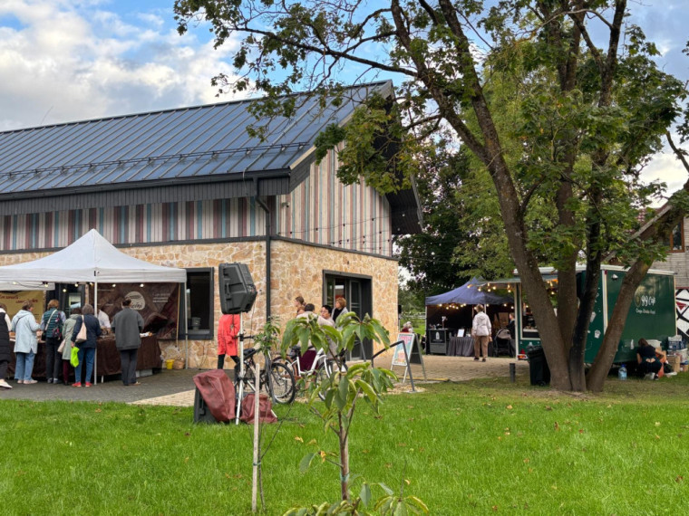 FOTO: Vakara tirdziņa garšas un krāsas Ogresgrīvas pusmuižā