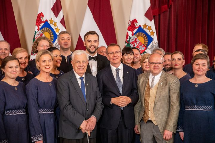 FOTO: Jauktais koris "Ikšķile" uzstājas valsts augstāko apbalvojumu pasniegšanas ceremonijā