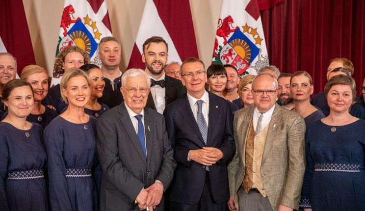 Attēls rakstam: FOTO: Jauktais koris "Ikšķile" uzstājas valsts augstāko apbalvojumu pasniegšanas ceremonijā