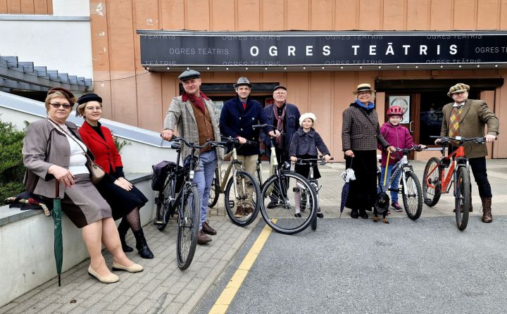 FOTO: Ogres teātra aktieri bagātina jau 11. Tvīda velobraucienu