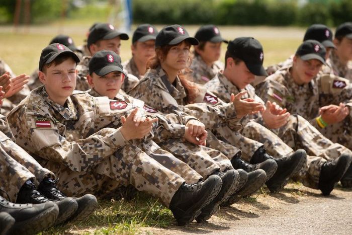 Atbild iedzīvotāji. Kam pašreizējo kara draudu dēļ būtu jāapgūst militārās zināšanas un aizsardzības pamati?
