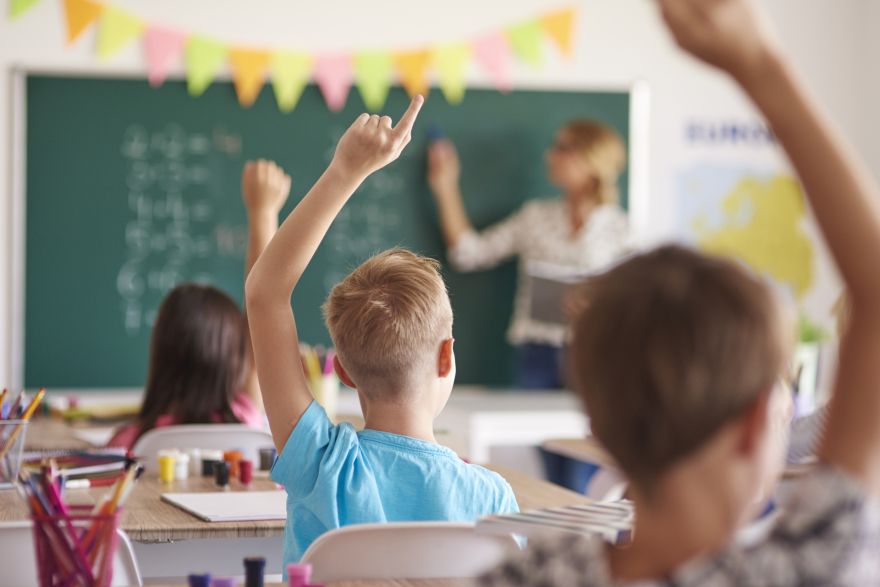 No eksāmeniem atbrīvoto skolēnu skaits izrādās krietni mazāks par sākotnēji lēsto