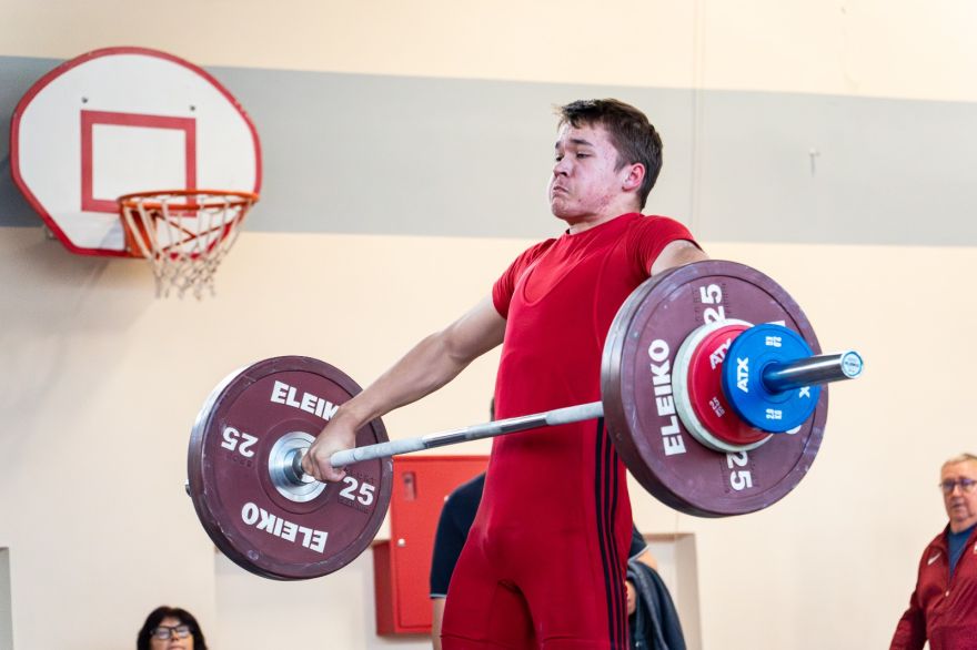 Ogres novada sporta centra audzēkņi izcīnīja vairākas medaļas Latvijas čempionātā svarcelšanā