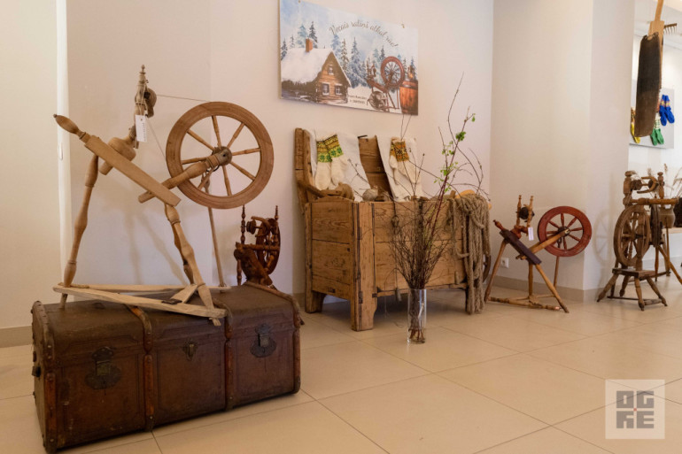 FOTO: Savā jubilejā Ivars Rancāns atklāj vērpjamo ratiņu izstādi