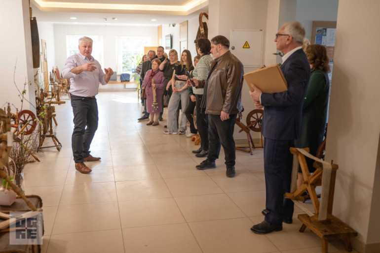 FOTO: Savā jubilejā Ivars Rancāns atklāj vērpjamo ratiņu izstādi