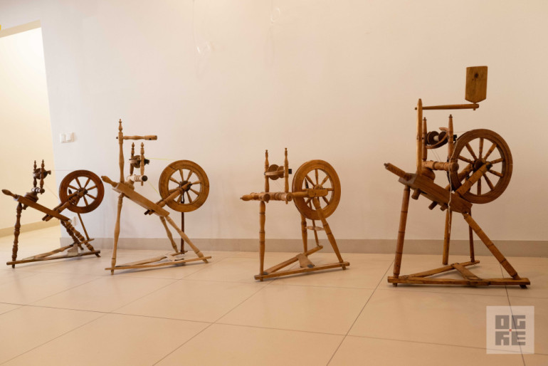 FOTO: Savā jubilejā Ivars Rancāns atklāj vērpjamo ratiņu izstādi