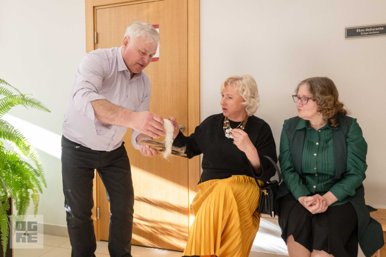 FOTO: Savā jubilejā Ivars Rancāns atklāj vērpjamo ratiņu izstādi