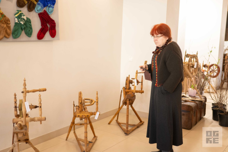 FOTO: Savā jubilejā Ivars Rancāns atklāj vērpjamo ratiņu izstādi
