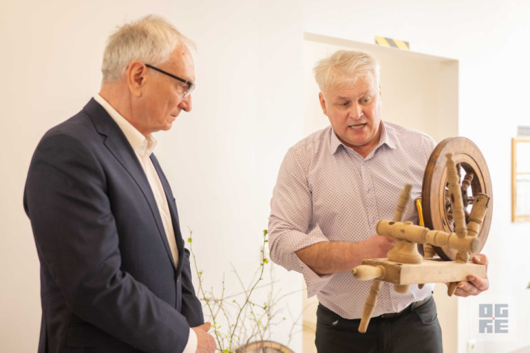 FOTO: Savā jubilejā Ivars Rancāns atklāj vērpjamo ratiņu izstādi