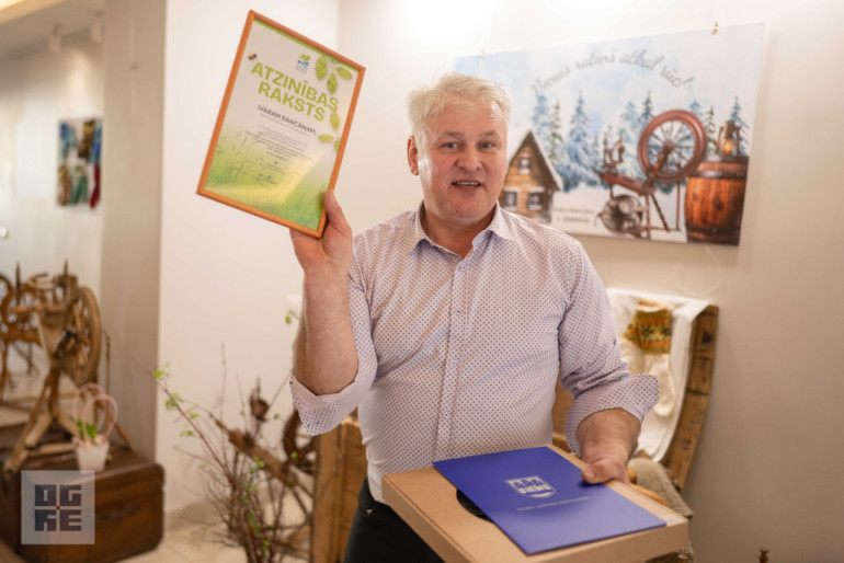 FOTO: Savā jubilejā Ivars Rancāns atklāj vērpjamo ratiņu izstādi