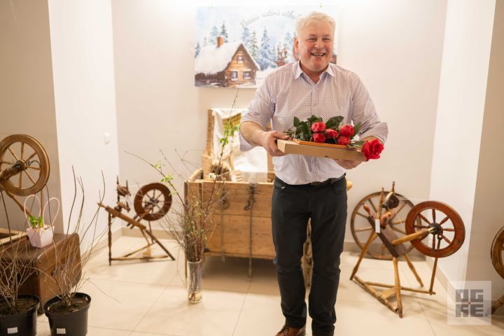 FOTO: Savā jubilejā Ivars Rancāns atklāj vērpjamo ratiņu izstādi