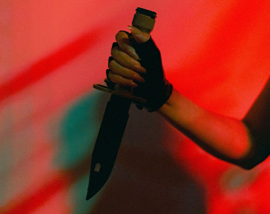 Iedūra piecas reizes - tiesās sievieti par slepkavību Ogrē
