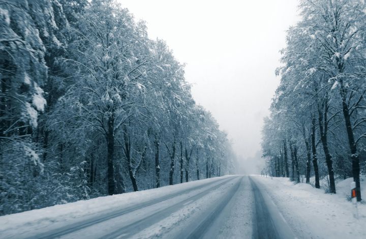 Daudzviet Latvijā braukšanu apgrūtina sniegs un apledojums