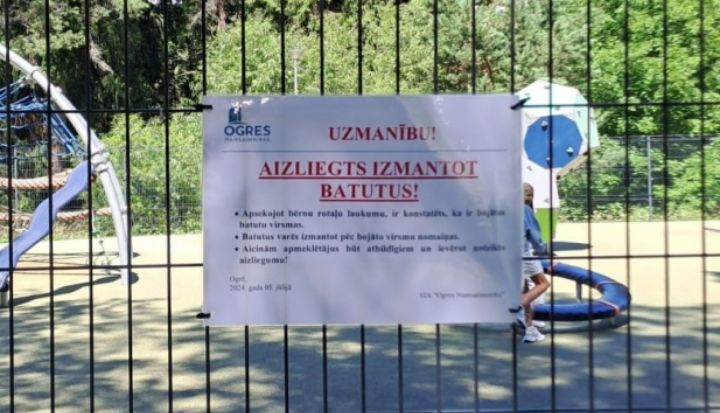 Aizliegts izmantot batutus bērnu rotaļu laukumā Jāņa Čakstes prospektā, Ogrē