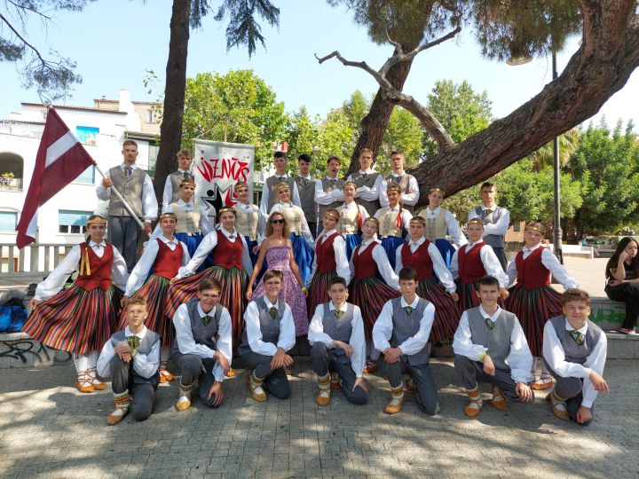FOTO: Bērnu un jauniešu deju kolektīvs “Viznīts” atgriezies no Eiropiādes saulainajā Sardīnijā