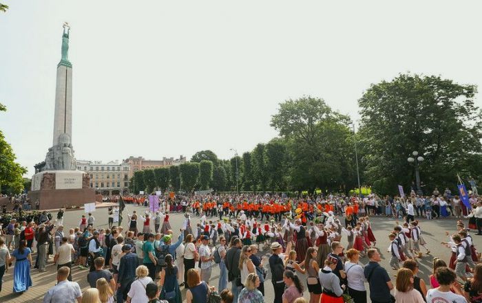 Atbild iedzīvotāji. Kādi pasākumi ir pieļaujami pie Brīvības pieminekļa?