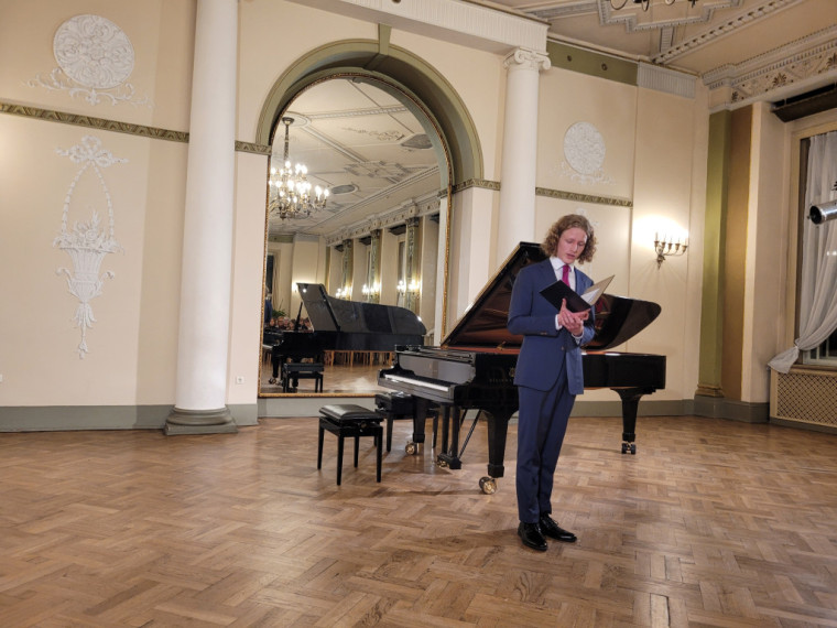 FOTO: Biedrības namā norisinājās Ikšķiles Mūzikas un mākslas skolas pedagoģes audzēkņu un absolventu koncerts
