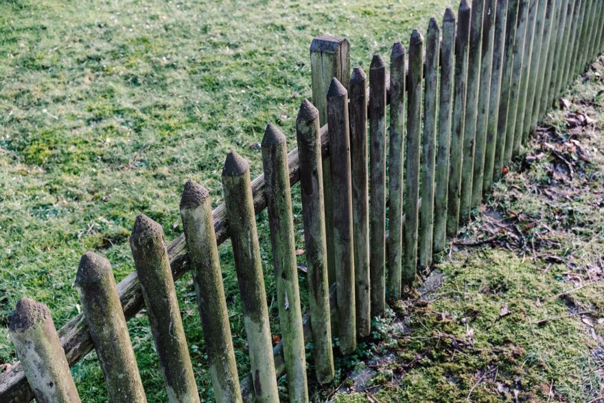 Meņģeles pagastā kaimiņi strīdas par robežstabiem