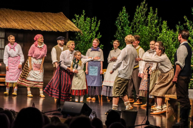 FOTO: Enerģiskā gaisotnē nosvinēta Ogres "Skroderdienu Silmačos" pusapaļā jubileja