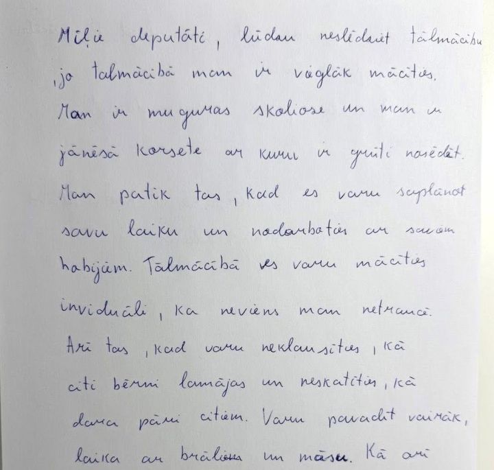 Mīļie, deputāti, vai ar notirpušām kājām un ziliem sāniem var padomāt par matemātiku un komatiem?
