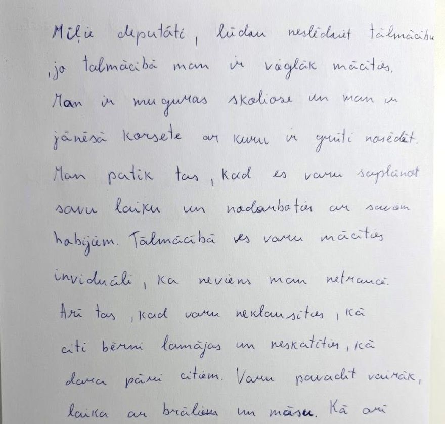 Mīļie, deputāti, vai ar notirpušām kājām un ziliem sāniem var padomāt par matemātiku un komatiem?