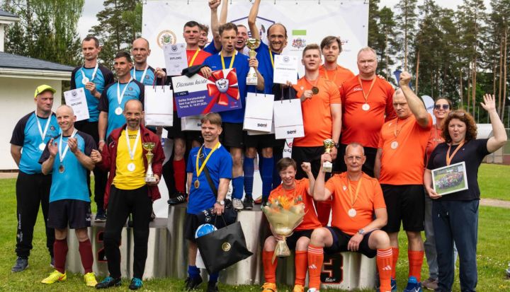 Ogres novada Sociālā dienesta Dienas centra “Saime” futbola komanda mini futbola turnīrā izcīnījusi 3. vietu